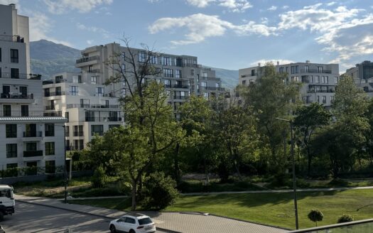 Луксозен тристаен апартамент за продажба в Белия квартал