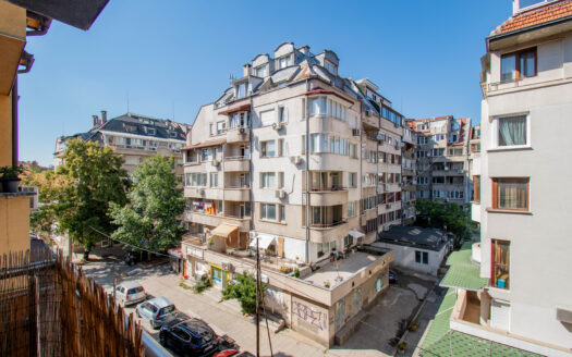 Просторен двустаен апартамент за продажба в кв.Лагера