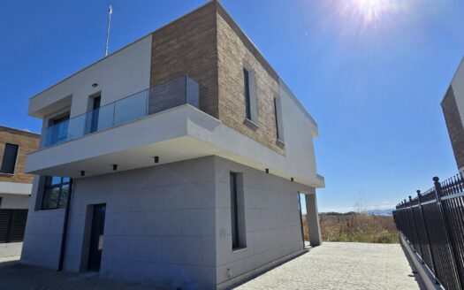 Самостоятелна къща с 3 спални и Акт 16 за продажба в Сарафово, Лахана